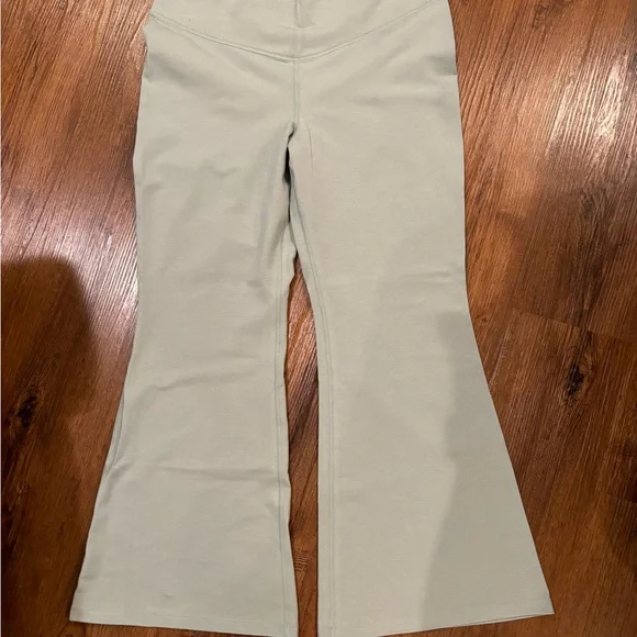 High Waisted Flare Leggings for Women. Old navy powerchill. Light green size XLP - Picture 4 of 4